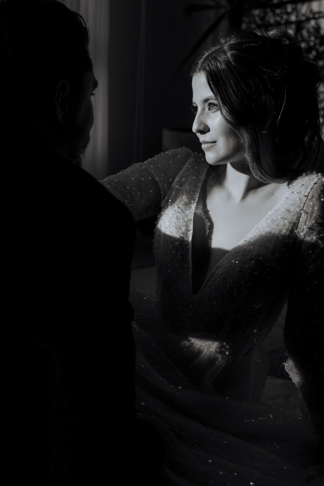 Retrato de la novia con luz dura, en blanco y negro